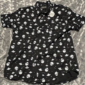 NWT Alien button down shirt glows in the dark.